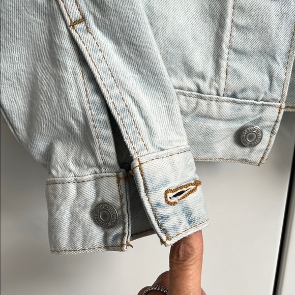 LEVI’S NWOT Light Blue Embroidered Denim Jacket, Size M - Picture 8 of 14